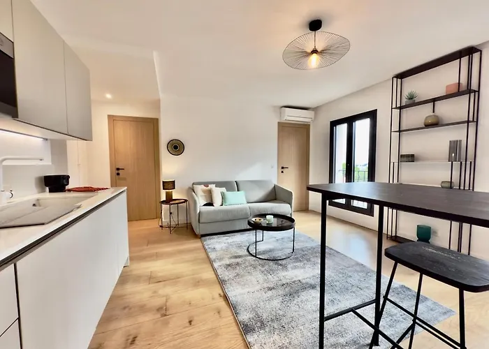 Moderne - Lumineux - Vue Port * Антиб